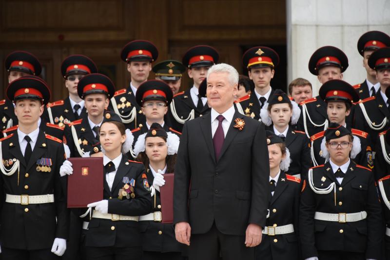 Собянин поздравил участников парада кадет с Днем герба и флага Москвы