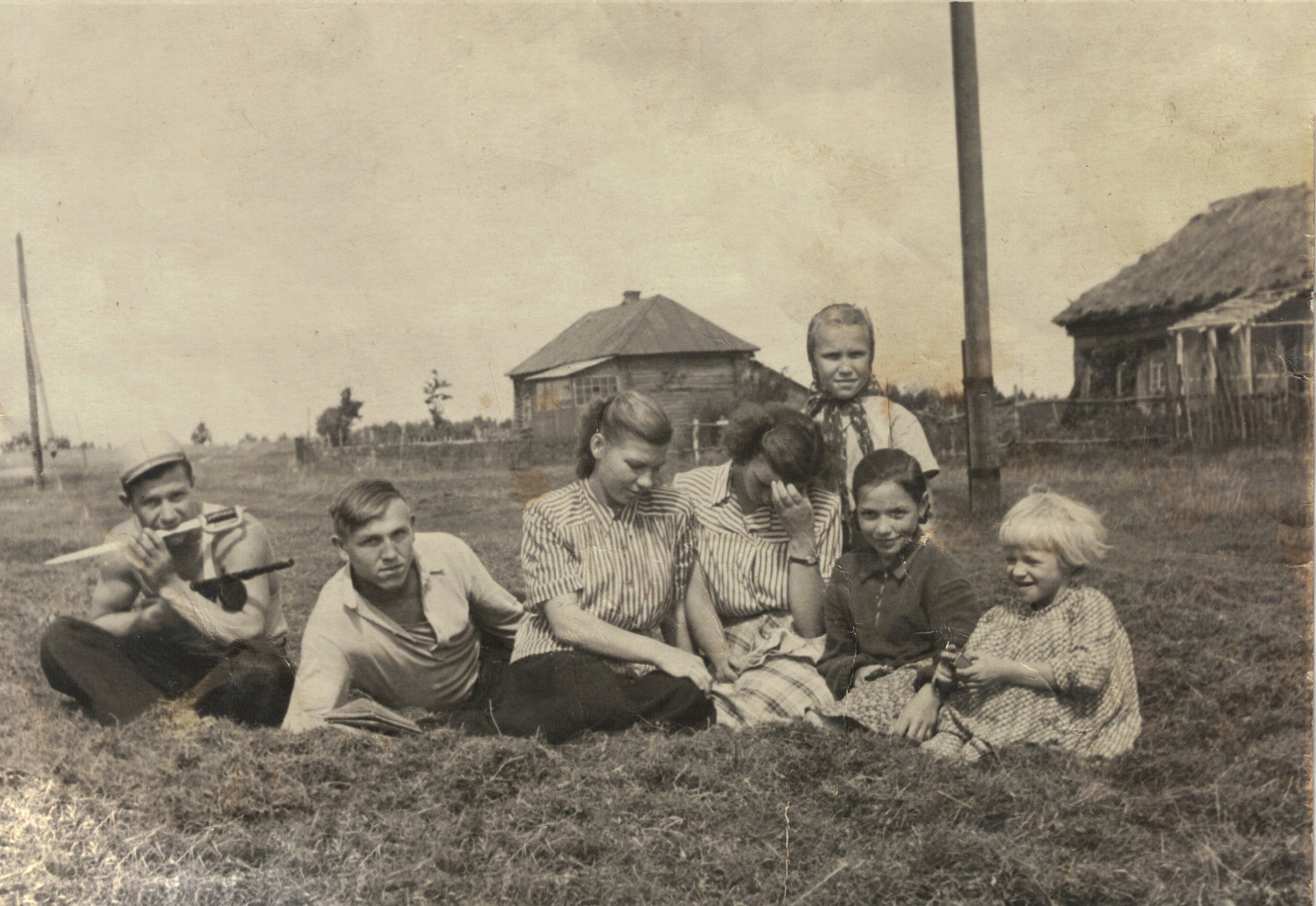 Жители Пыхтина в 1950-е годы. Фото из личного архива 