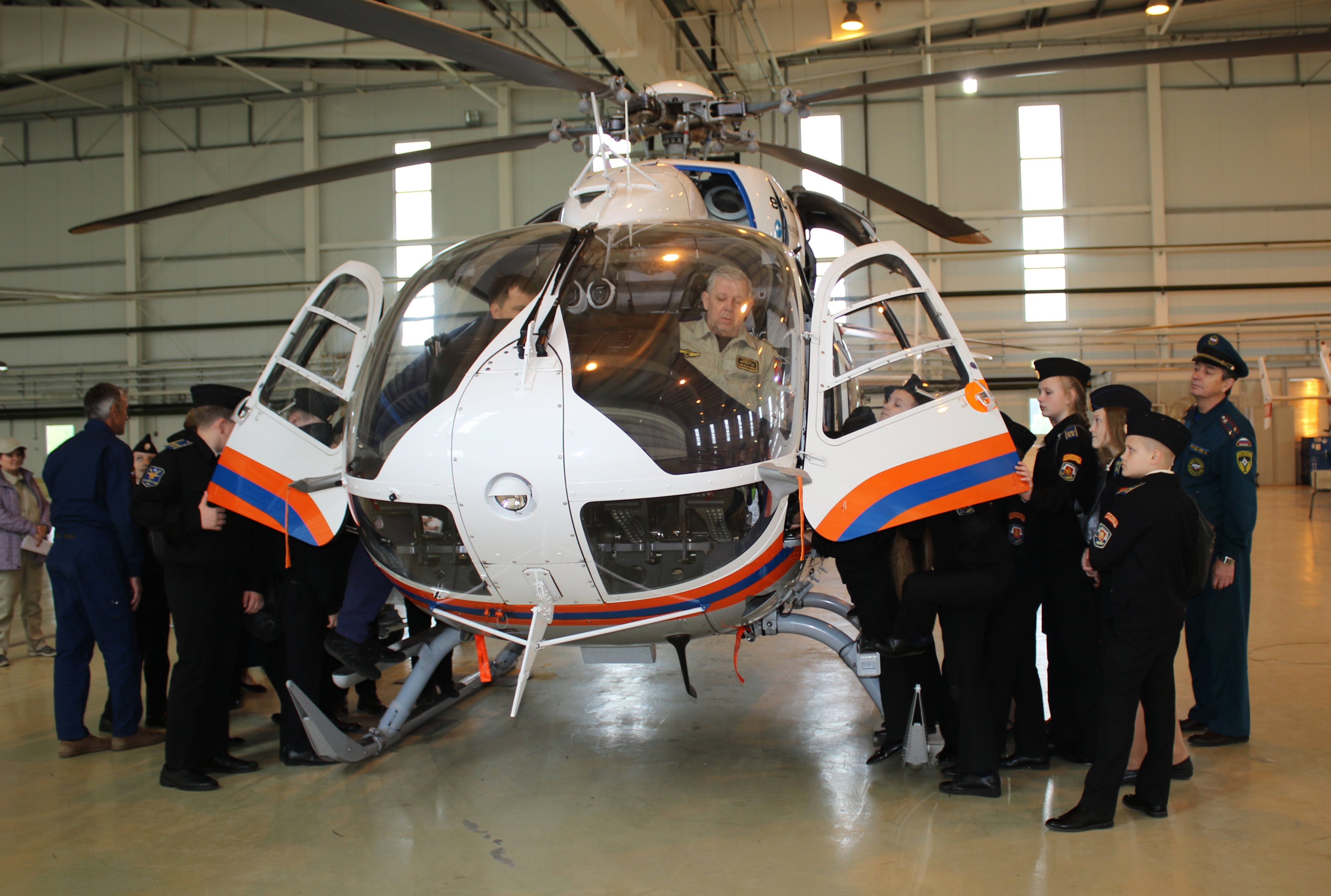 Юные кадеты познакомились с вертолетами Московского авиационного центра в Остафьево