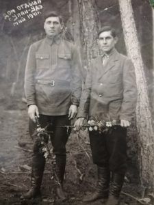 Единственное сохранившееся фото Евгения Днепровского (справа) было сделано за месяц до начала войны в городе Улан-Удэ. Фото из личного архива.