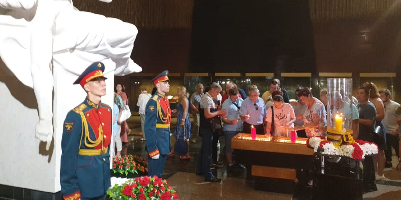 Московские спасатели приняли участие в акции «Свеча памяти». Фото: пресс-служба Управления по ТиНАО Департамента ГОЧСиПБ
