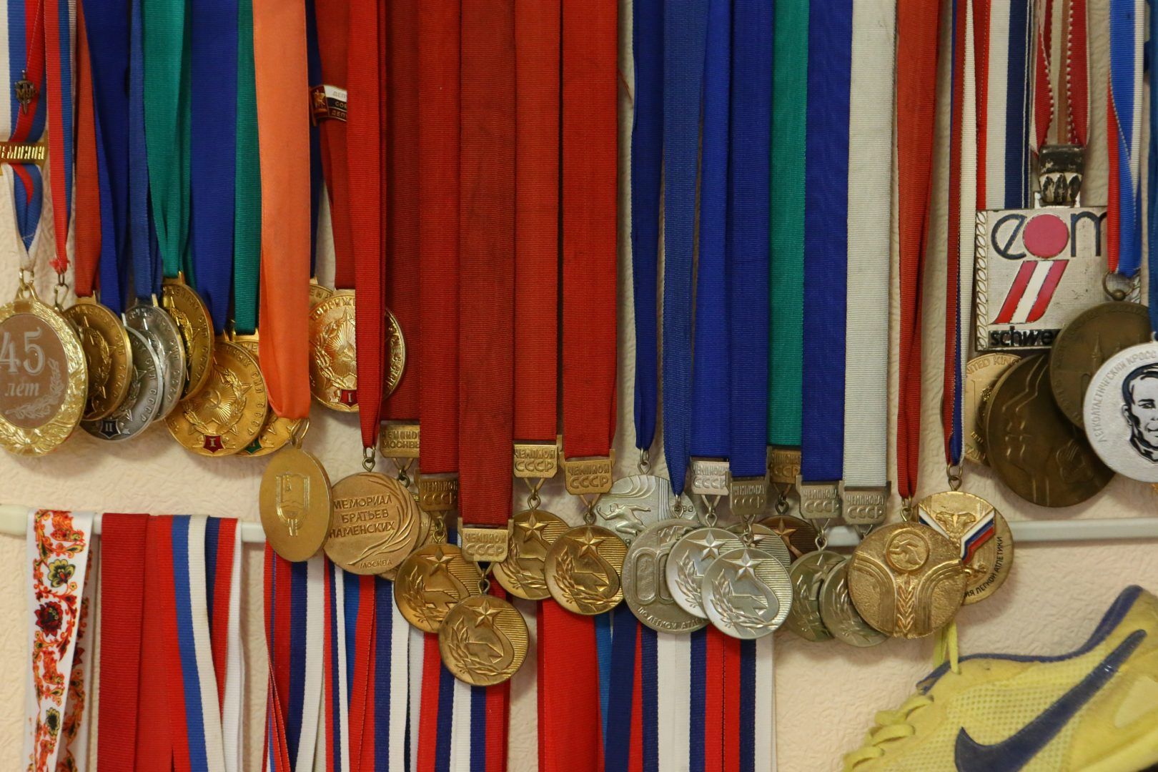 В доме спортсменки висят медали всей семьи. Фото: Виктор Хабаров