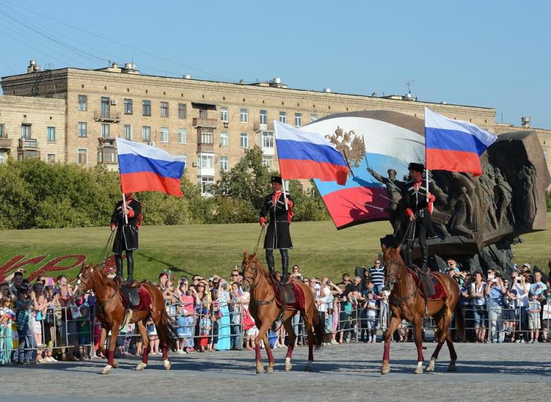 Столицу украсили плакатами в преддверии празднования Дня России