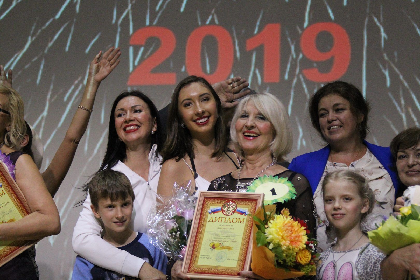 На фото победительница с внучками Александрой Оттесен (слева) и Аленой Медведевой. Фото: Владимир Смоляков