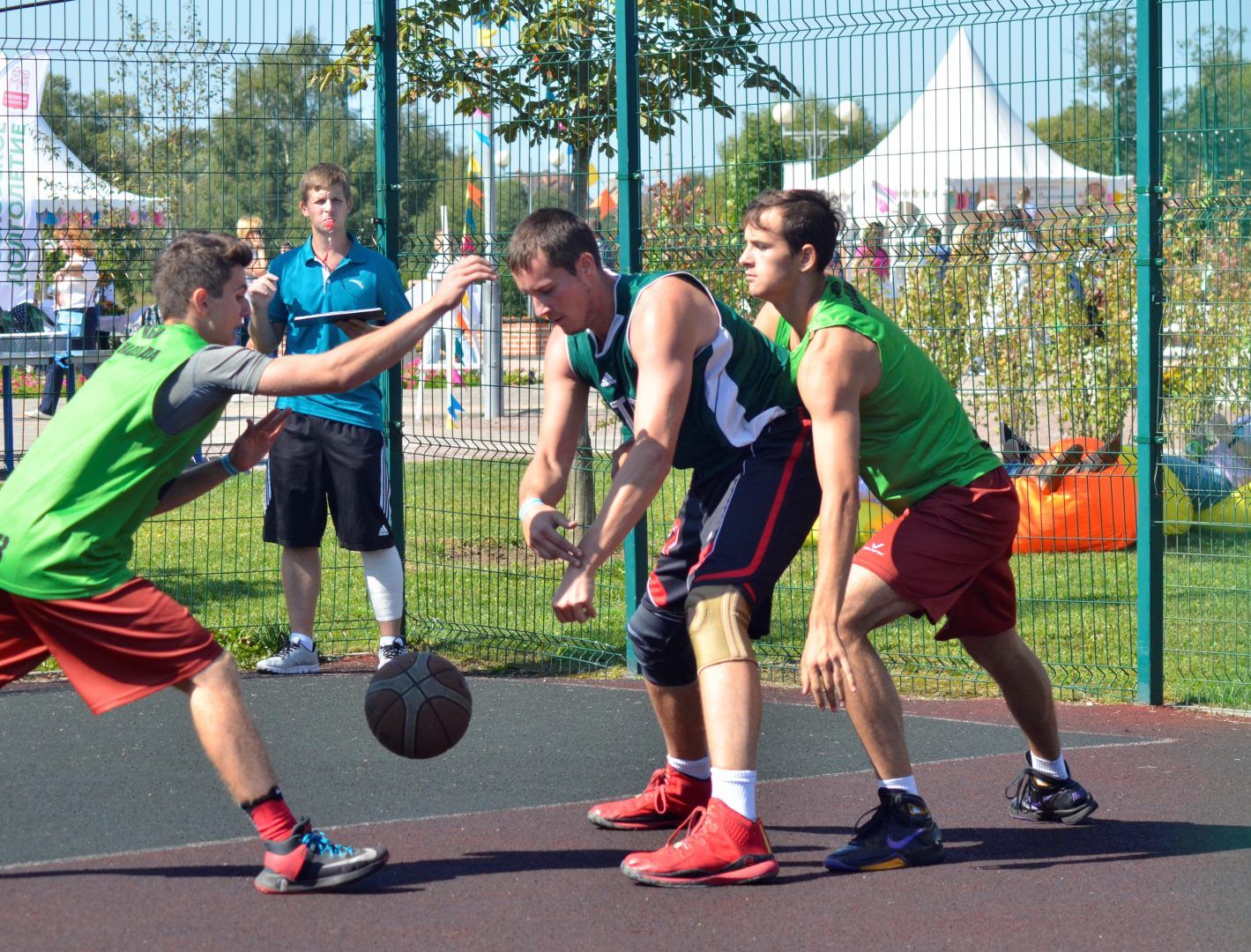 Спортсмены из Первомайского посостязаются в соревнованиях по стритболу. Фото: Анна Быкова