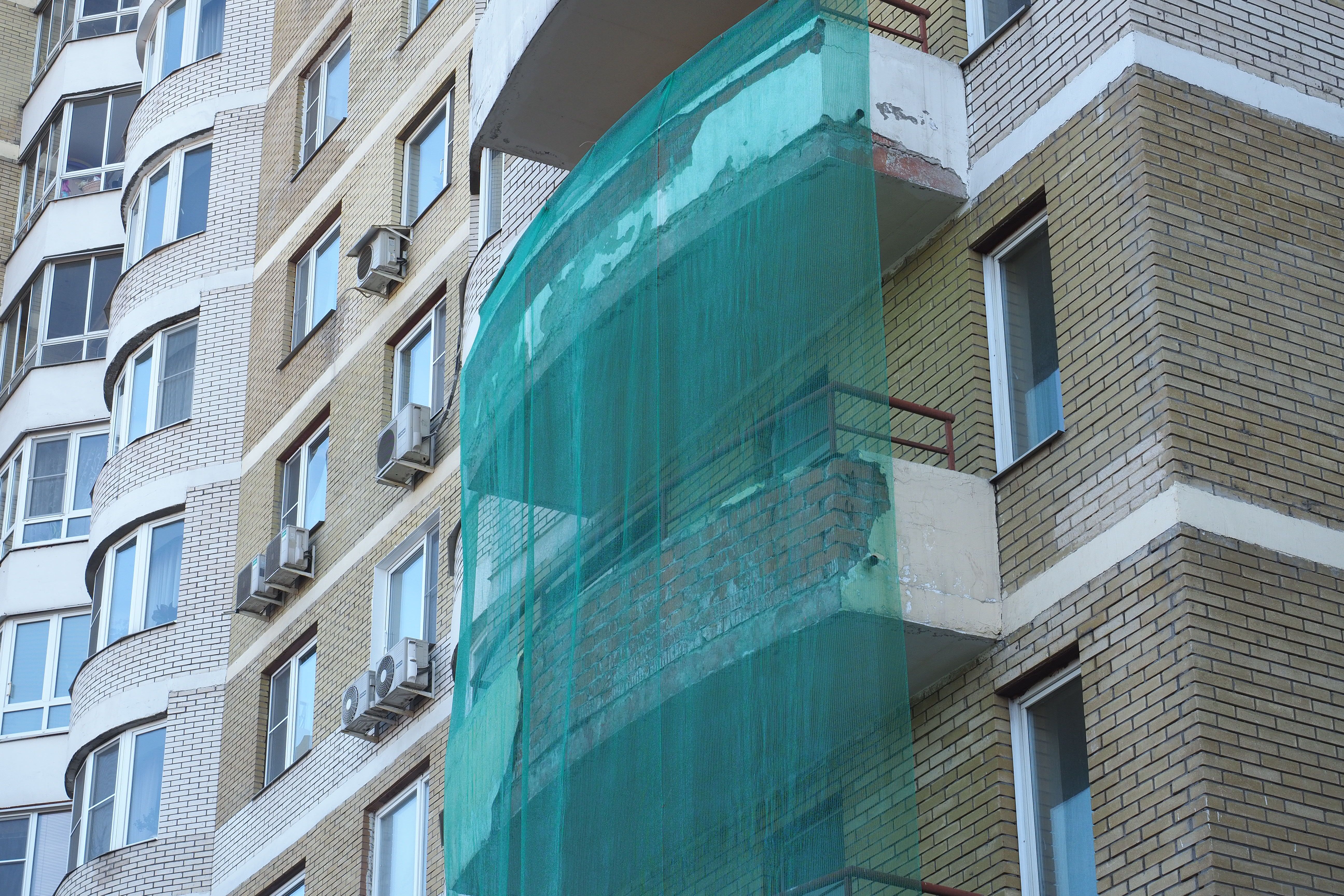Всего 17 балконов отремонтировали в жилых домах Десеновского