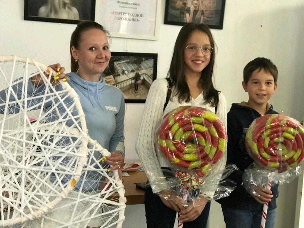 Декорации к празднику создали семьи из Десеновского