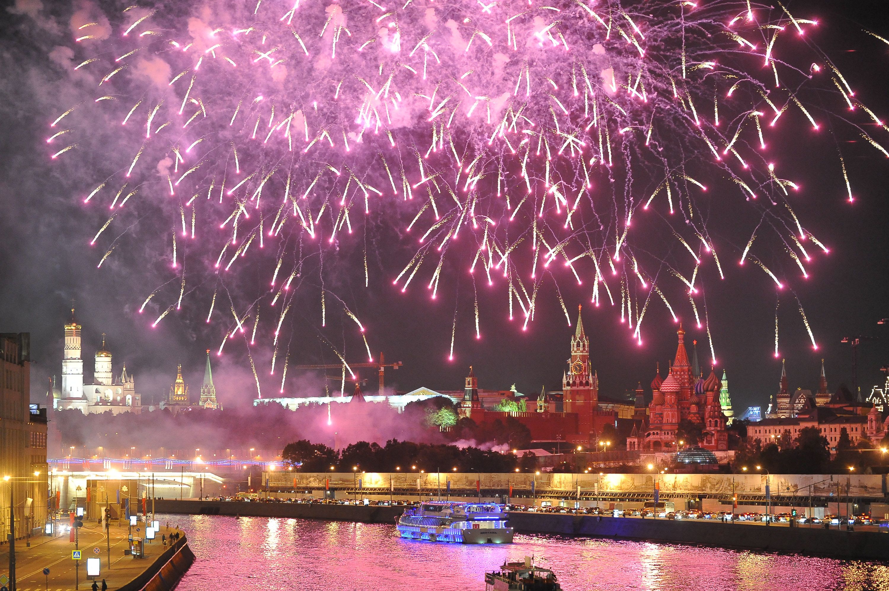 Фейерверки в честь Дня города прогремят в 16 парках Москвы
