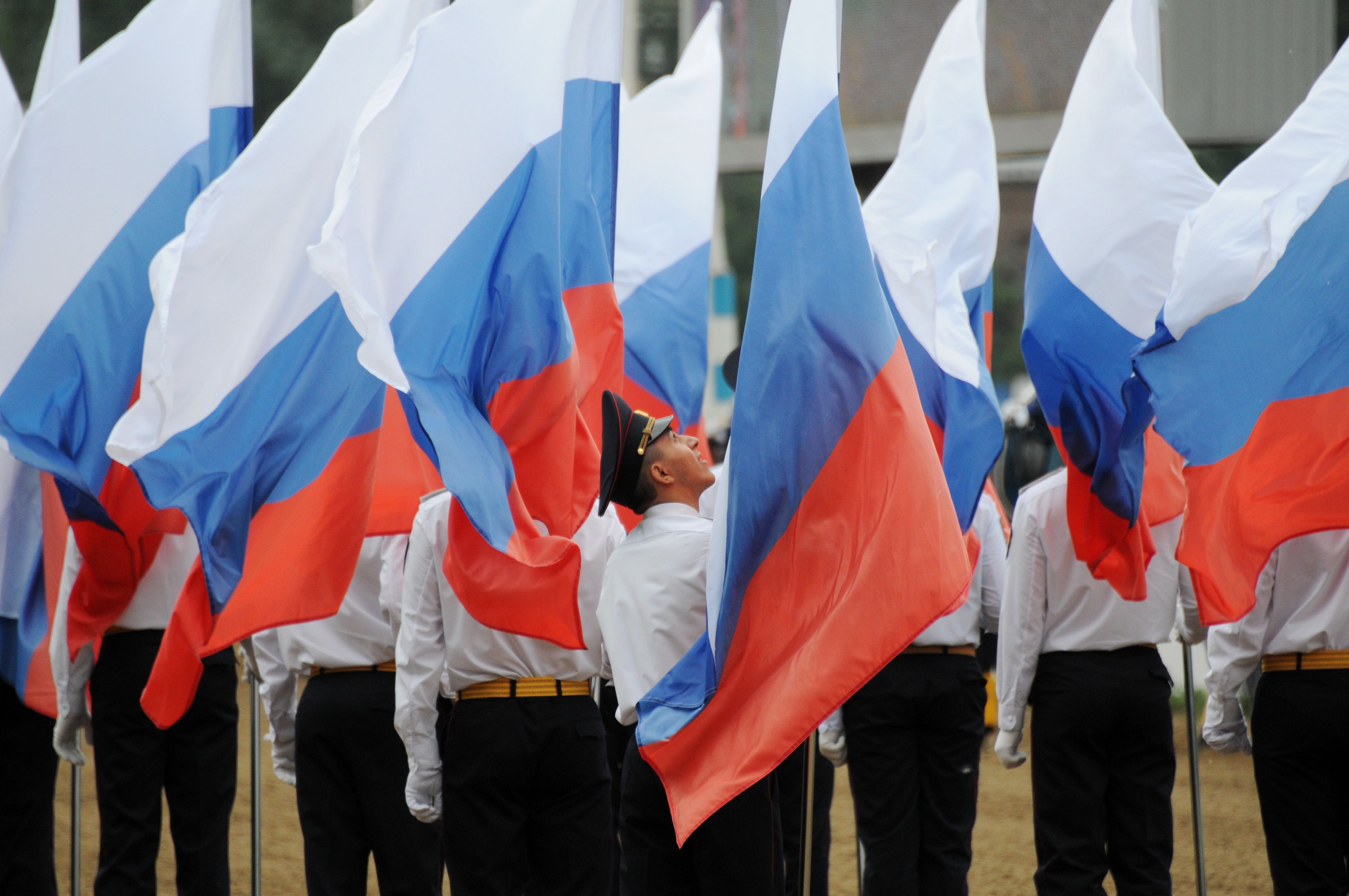 Масштабный флешмоб проходит на Сахарова в честь Дня флага России