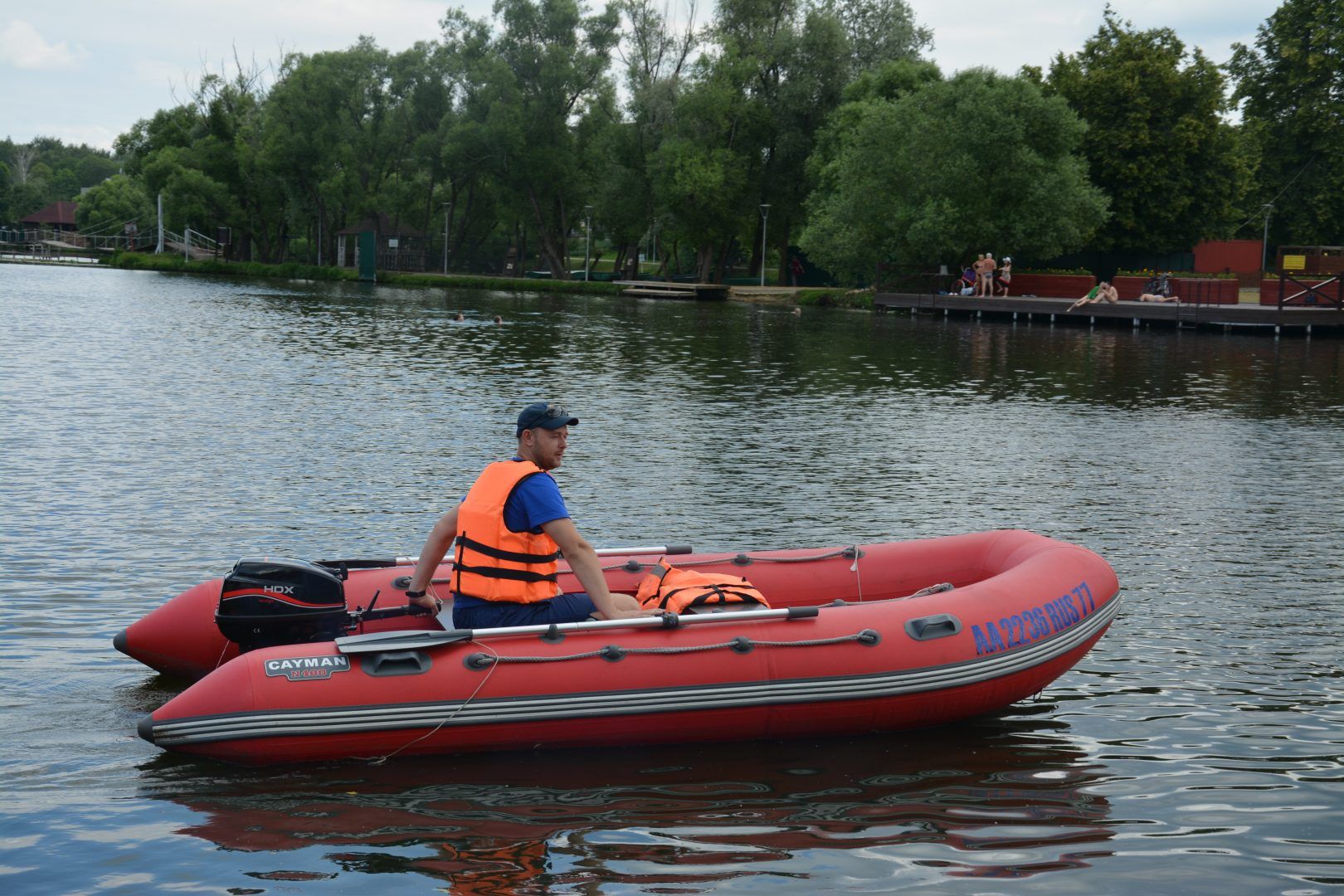 Спасатели напомнили москвичам, что купаться безопасно только на официальных пляжах. Фото: пресс-служба Управления по ТиНАО Департамента ГОЧСиПБ 