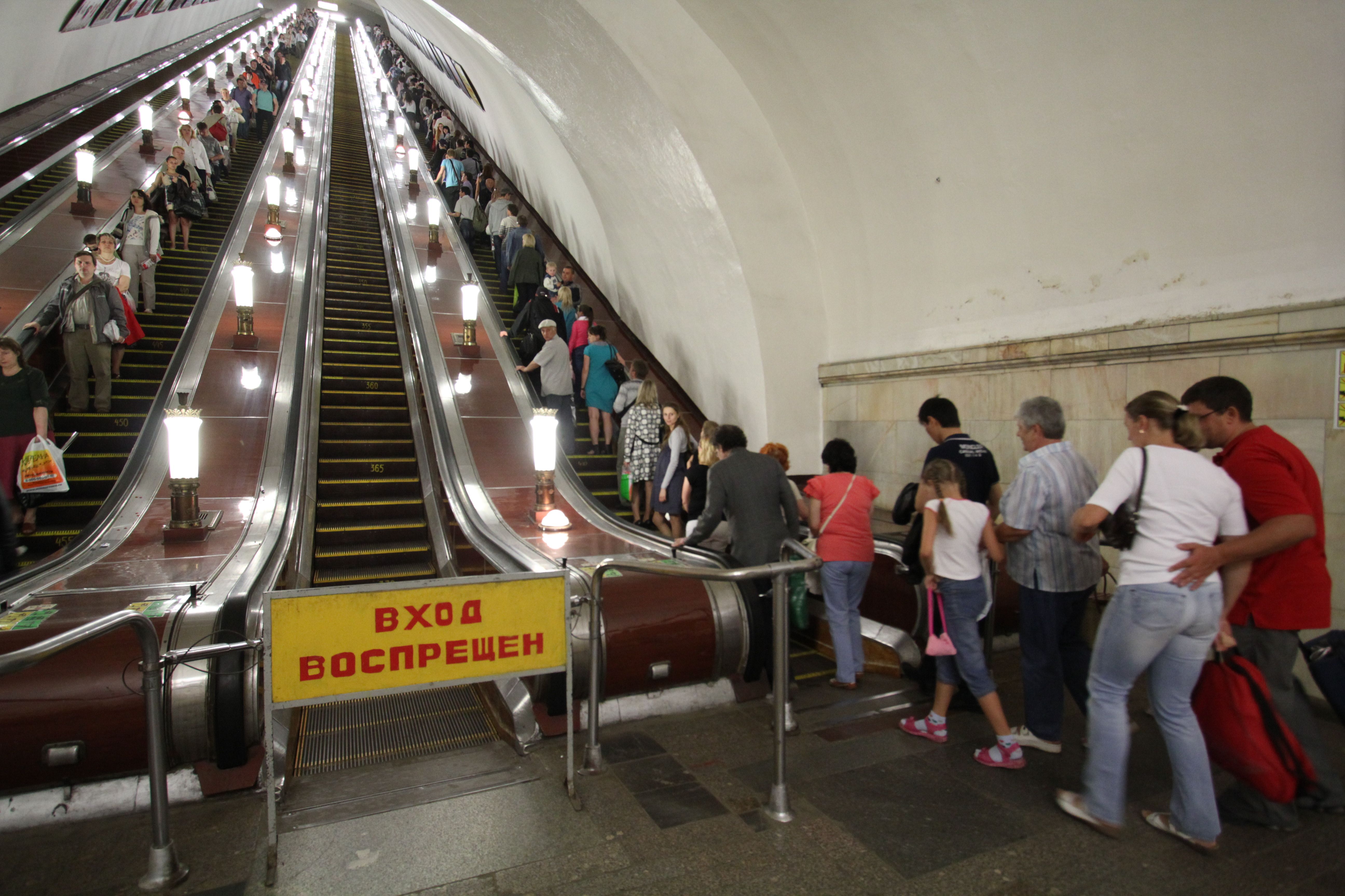 Новое сколько в метро. Эскалаторы Московского метро. Станции метро в Москве с эскалаторами. Метро Баррикадная эскалатор. Станция метро Краснопресненская эскалаторы.