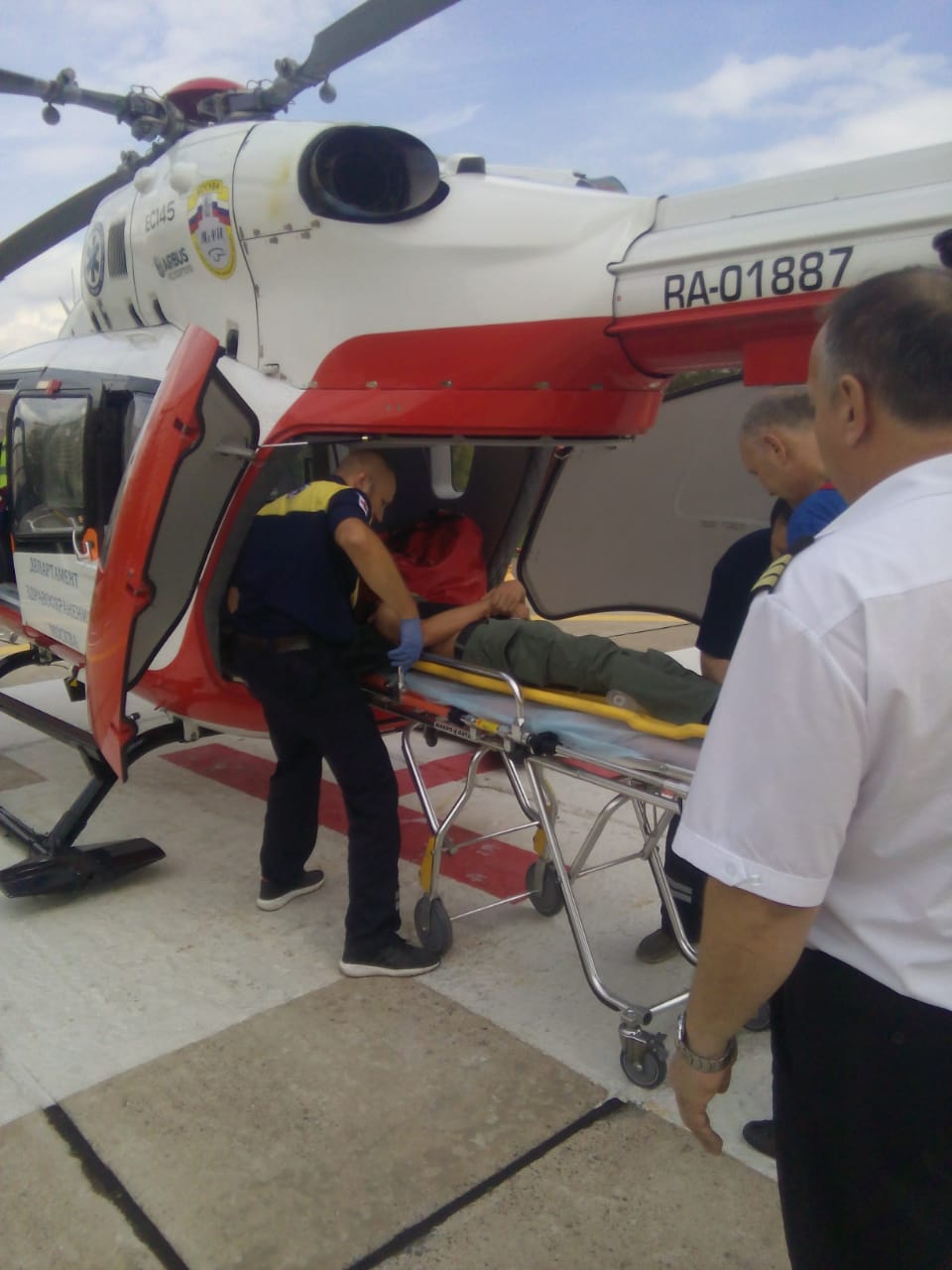 Экипаж дежурного санитарного вертолёта Московского авиационного центра вылетел по вызову после ДТП. Фото: 