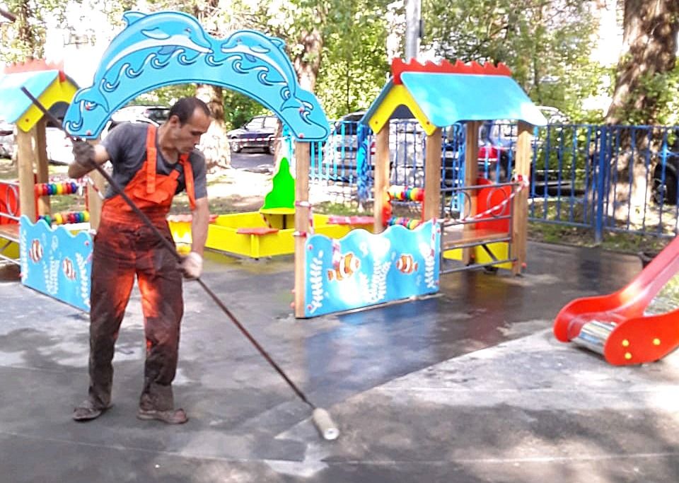Резиновое покрытие сделали на детской площадке в Рязановском