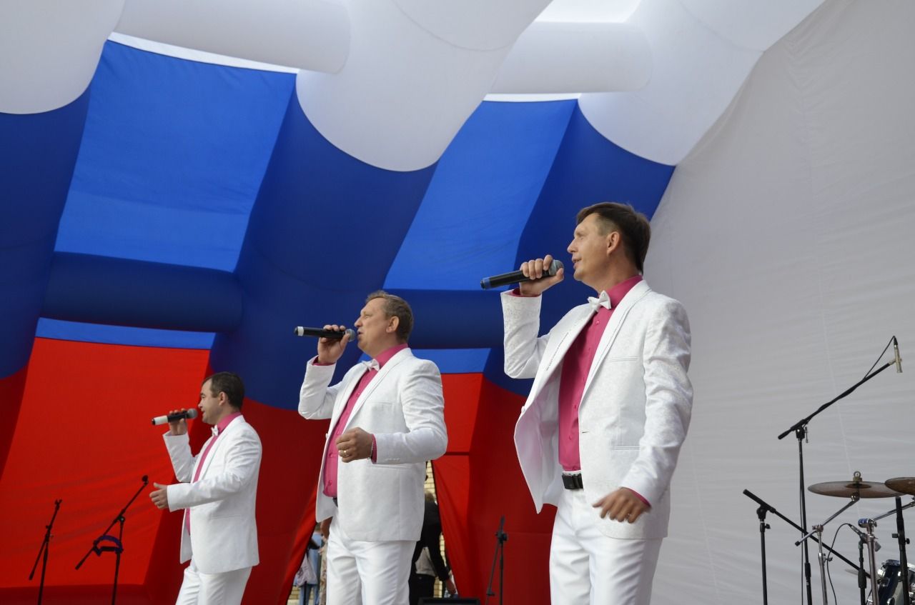 Трио из Московского исполнило песни на праздничных площадках столицы