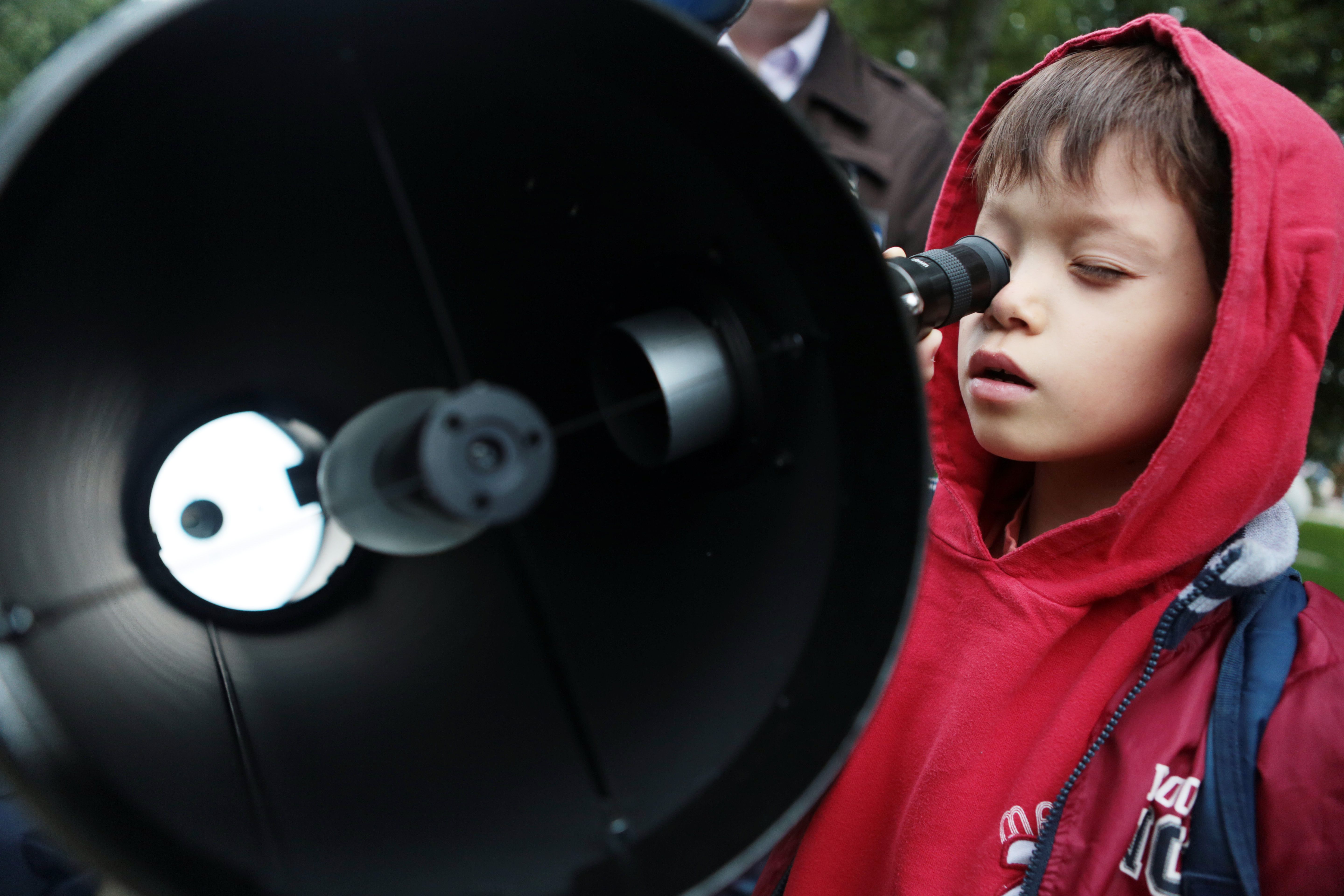 Астрономы Москвы проведут бесплатные занятия в парке «Зарядье»