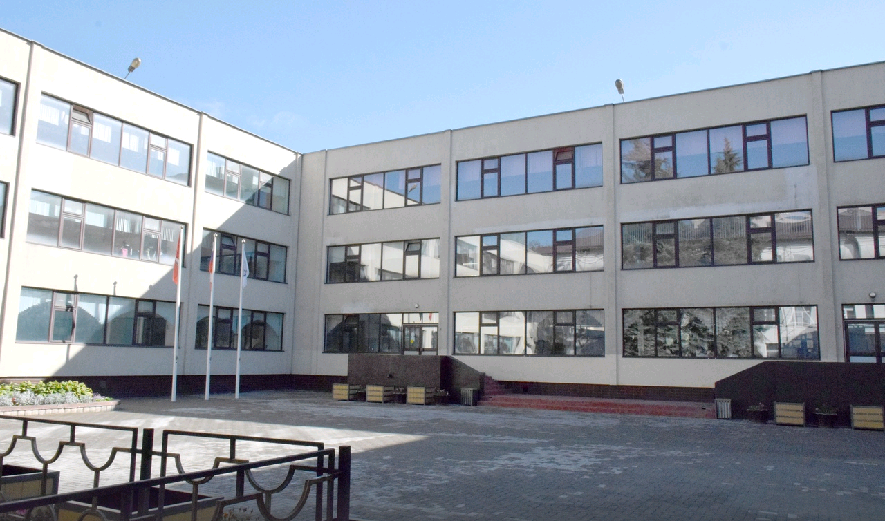Специалисты отремонтируют помещения школы в Мосрентгене