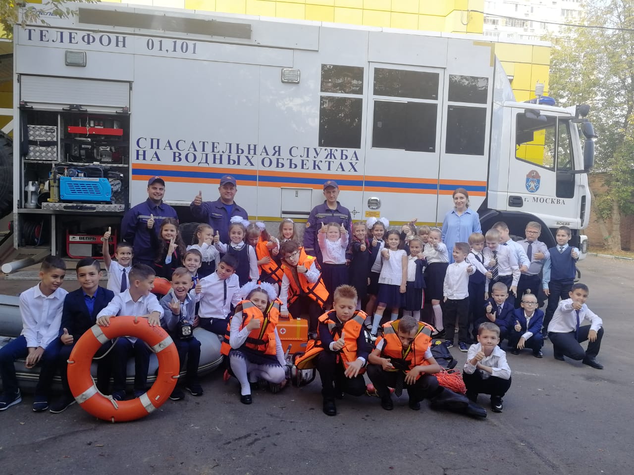 Столичные пожарные и спасатели в День знаний поздравили школьников и провели открытые уроки по безопасности
