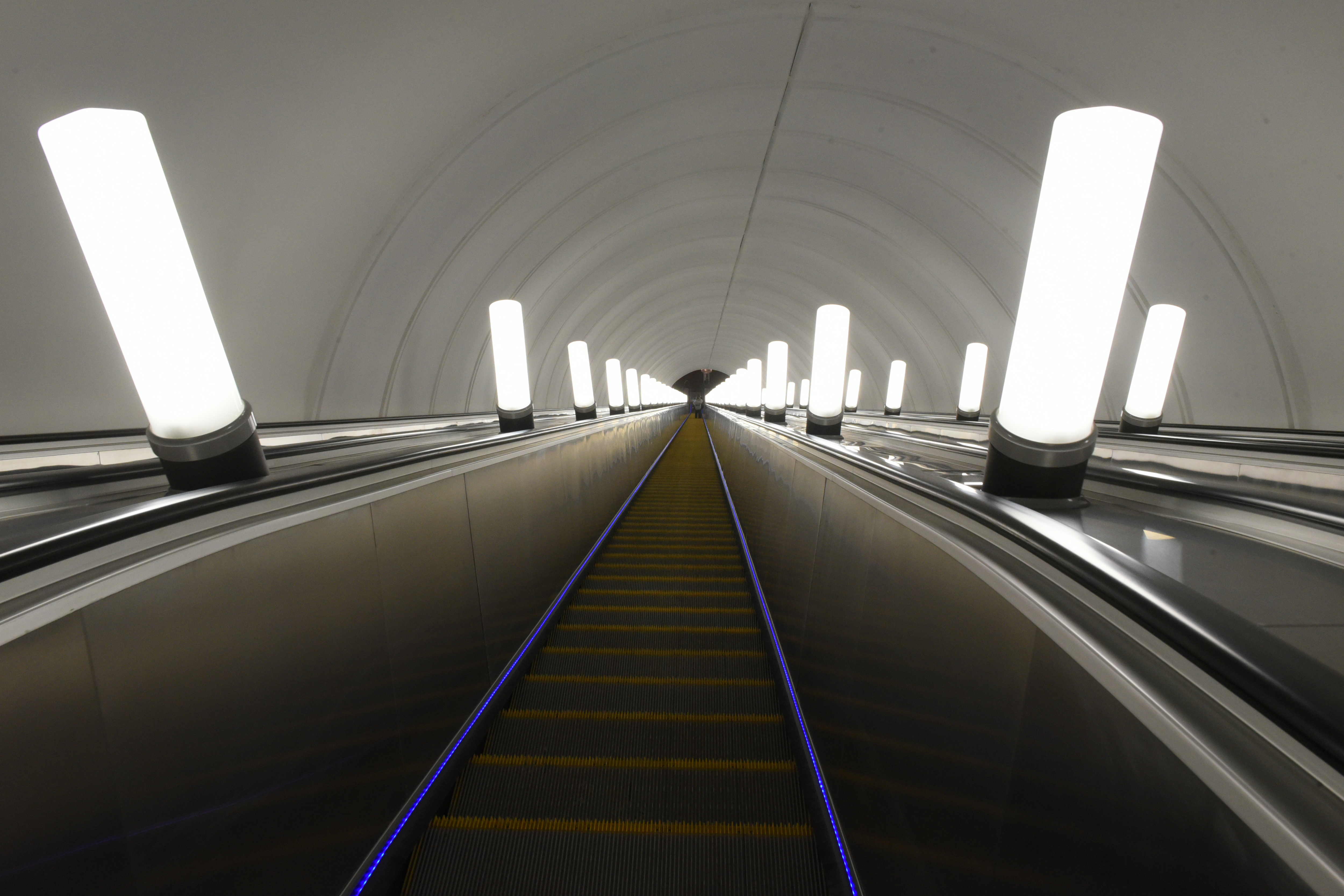 На станции московского метро «Авиамоторная» установили эскалаторы