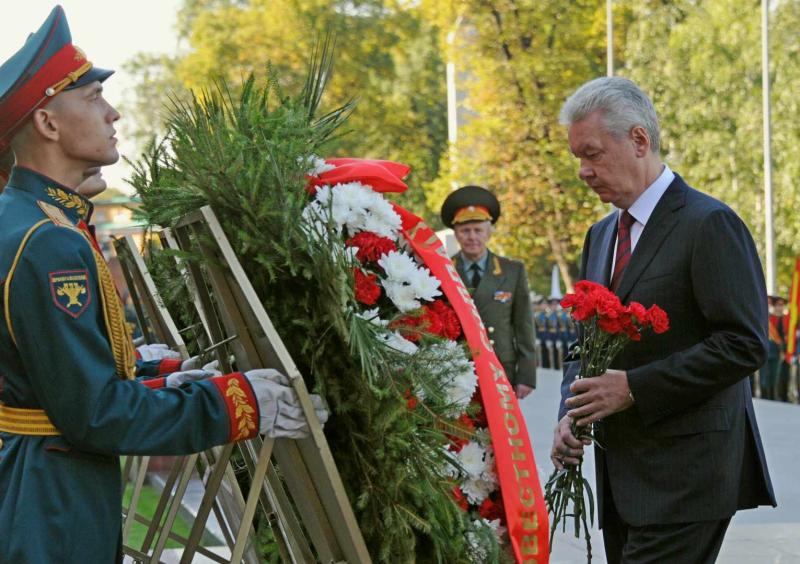 Собянин возложил цветы к Могиле Неизвестного солдата в День города