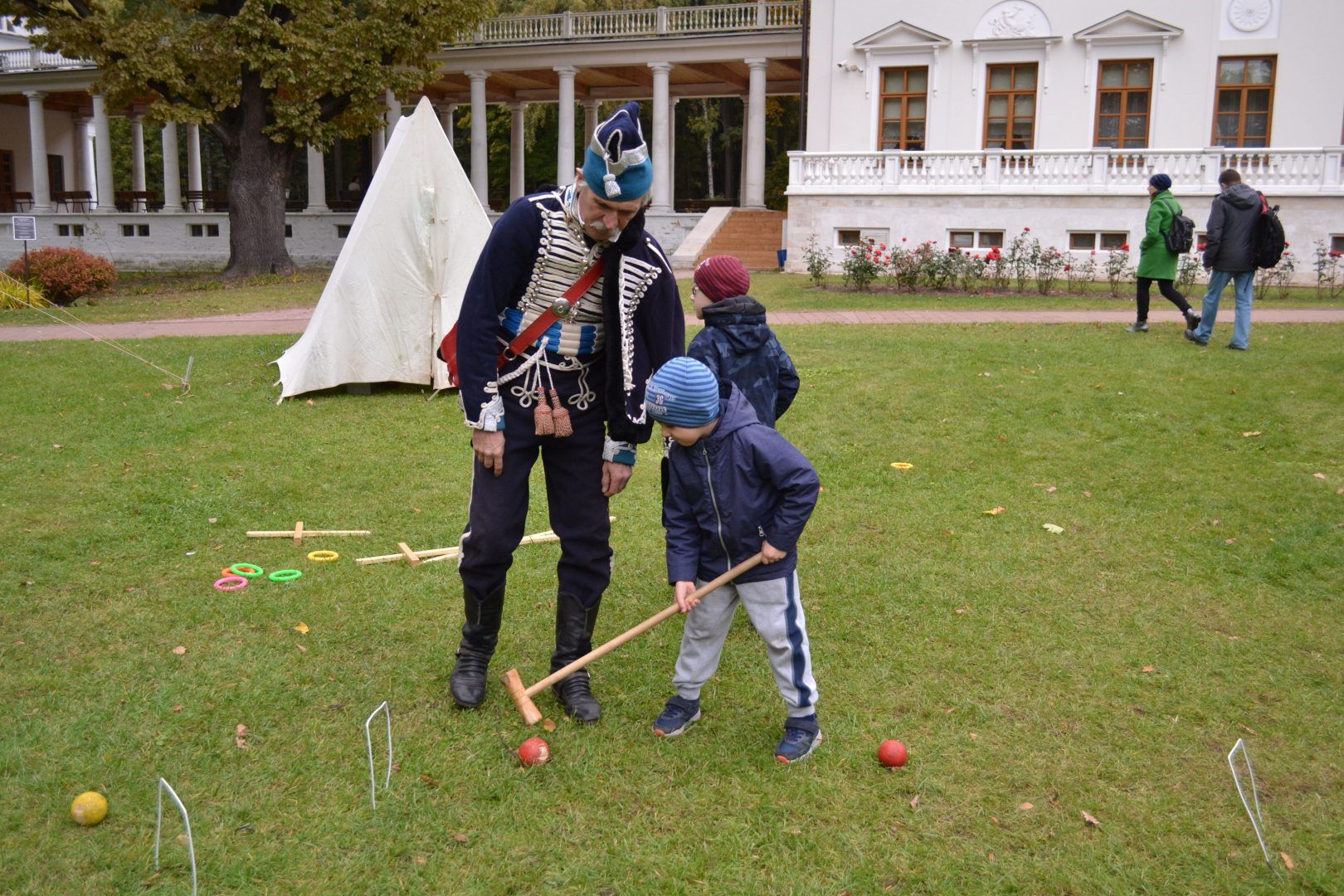 Детям на фестивале предложили сыграть в крокет. Фото: Алина Берестова