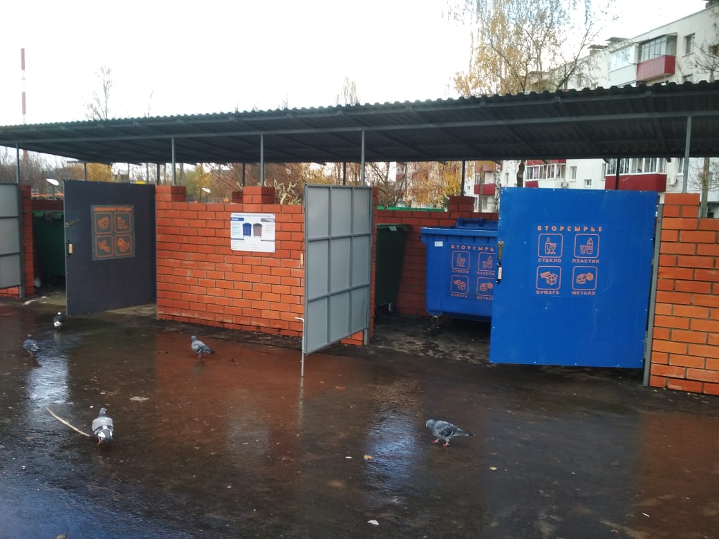 Установку новой мусоросборной площадки завершили в Краснопахорском. Фото: предоставили сотрудники администрации поселения