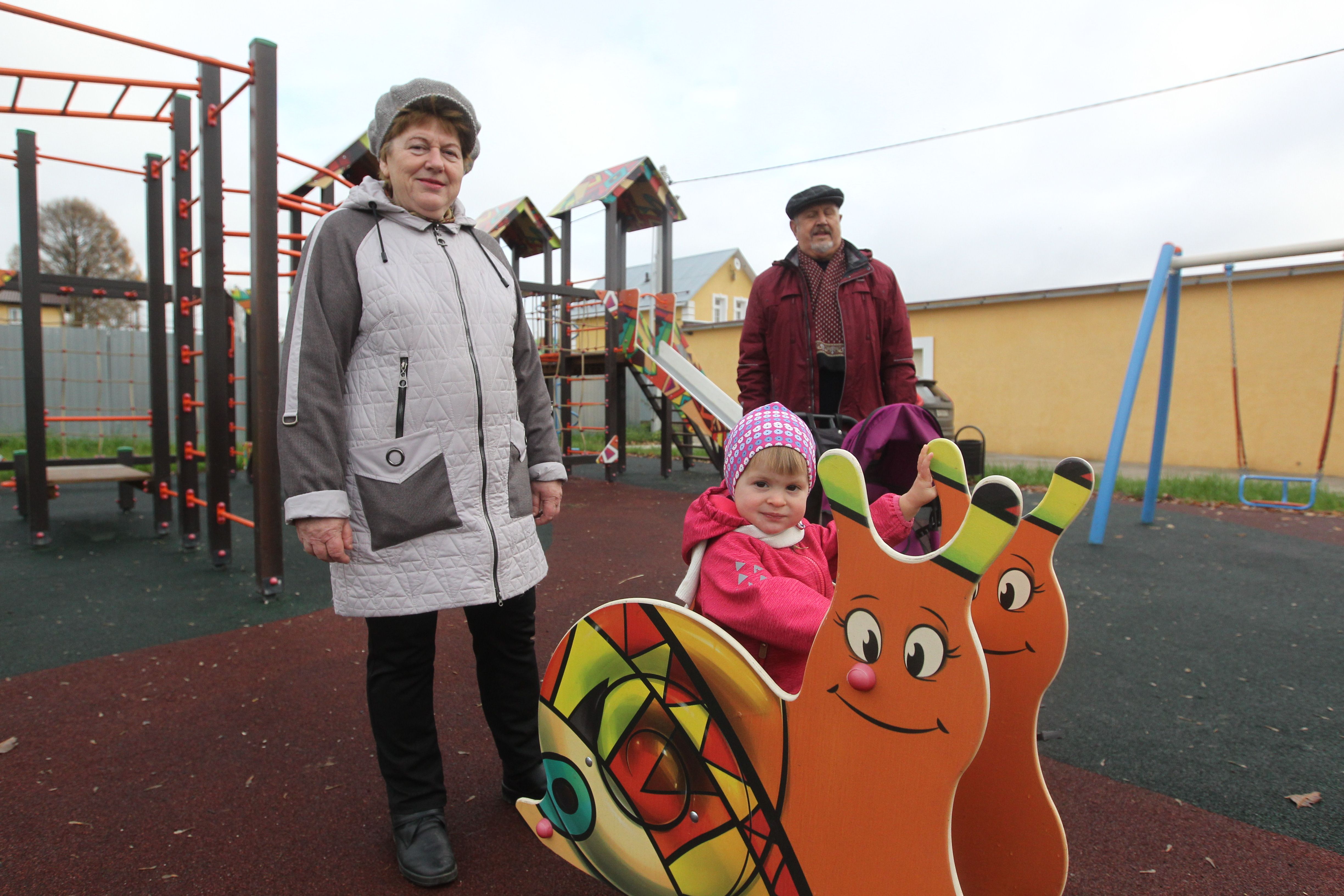 22 октября 2019 года. Ирина и Александр Кондрашевы с внучкой Викторией часто гуляют на новой детской площадке