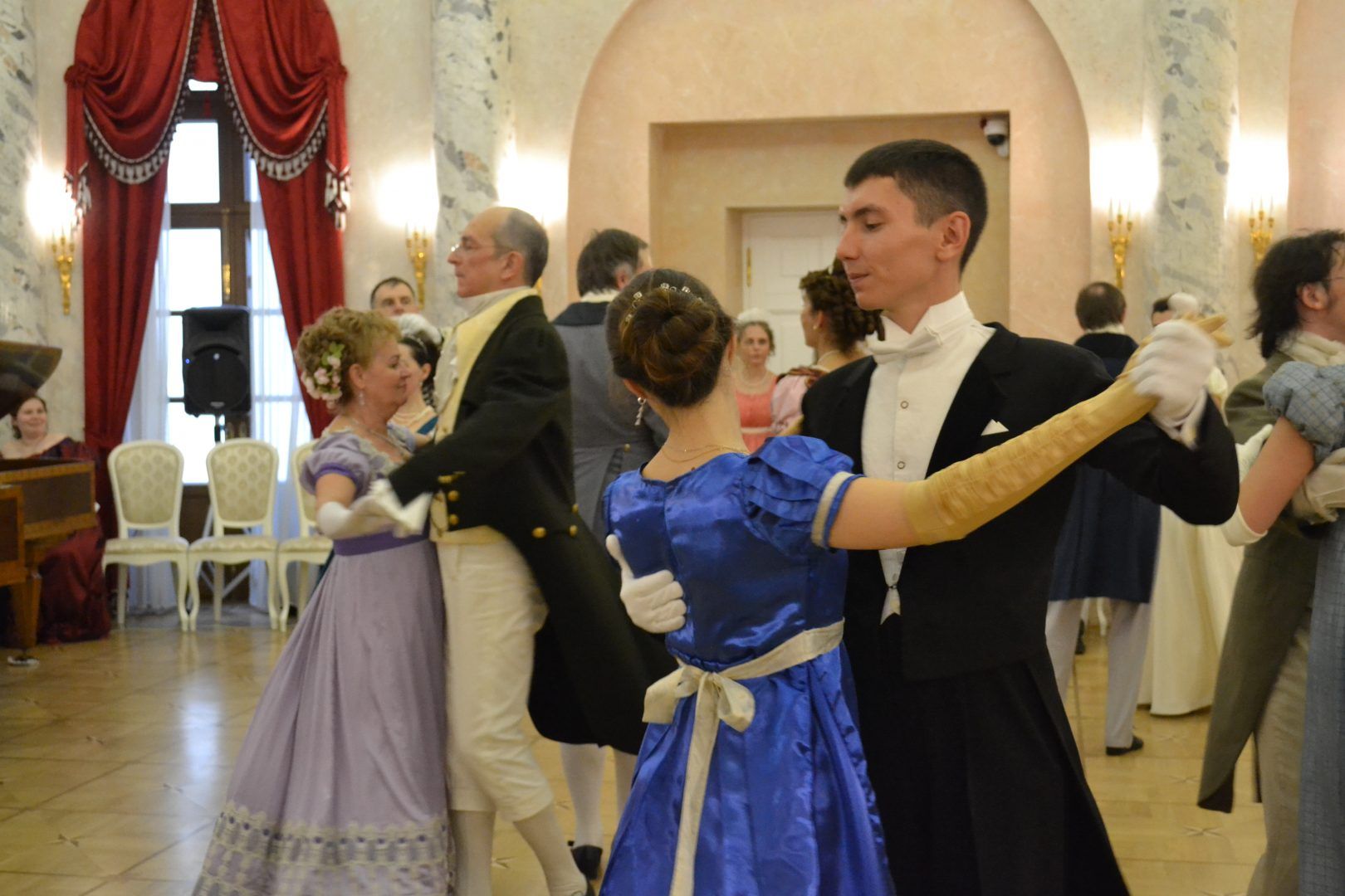 Гости бала исполнили танцы в Овальном зале музея-усадьбы. Фото: Алина Берестова