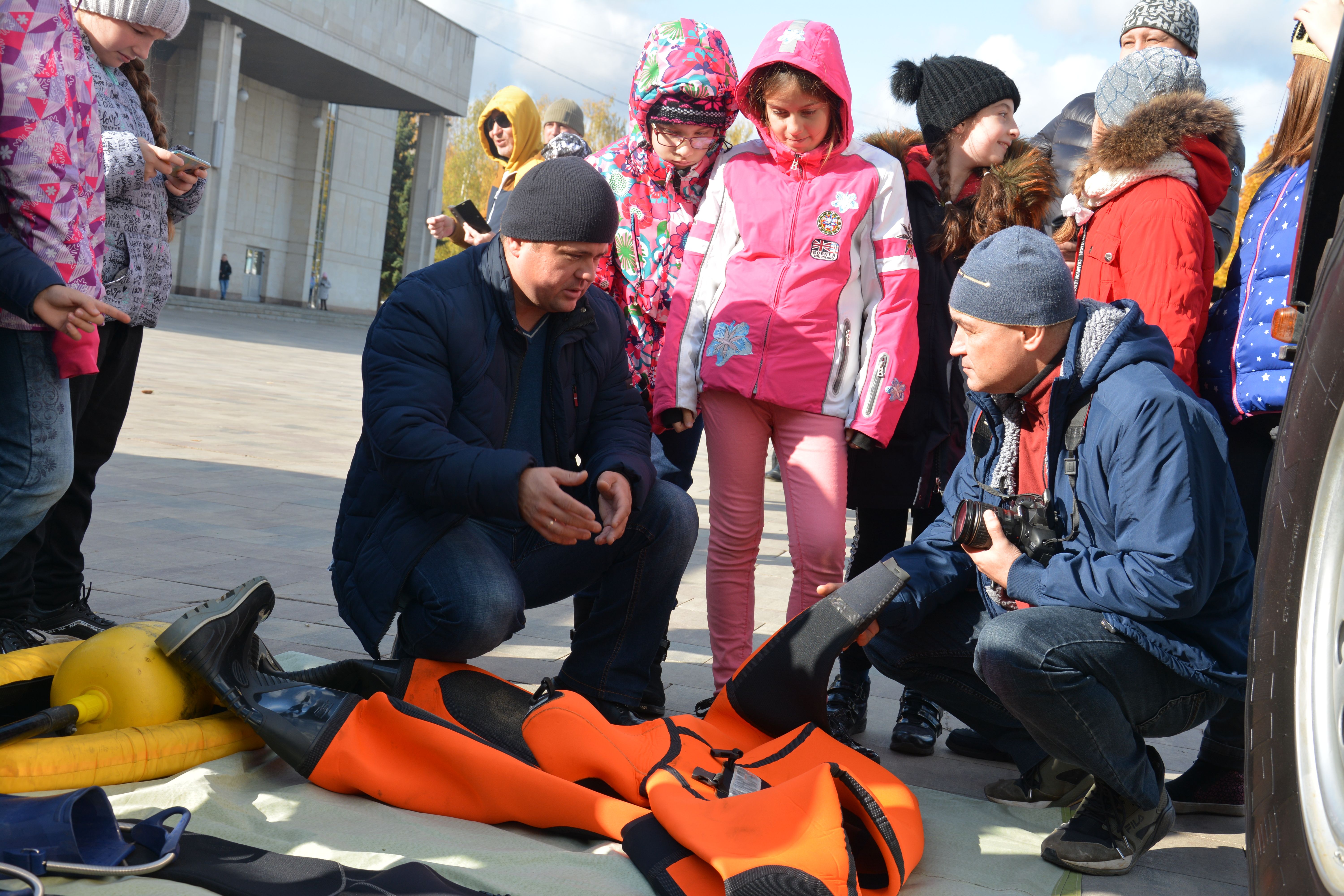 Московские спасатели развернули выставку пожарно-спасательной техники и оборудования
