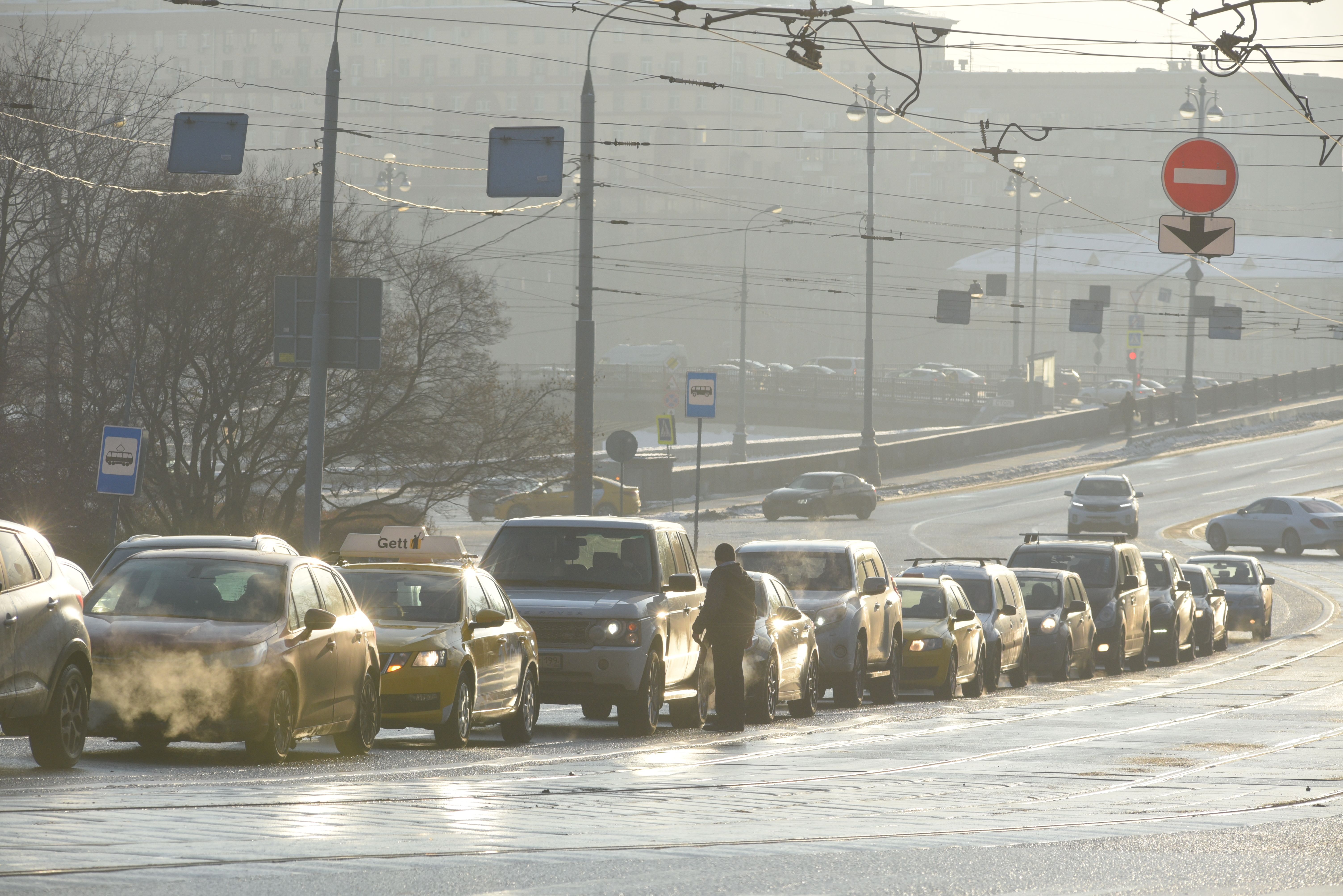 Московских водители призвали к осторожности из-за скользких дорог
