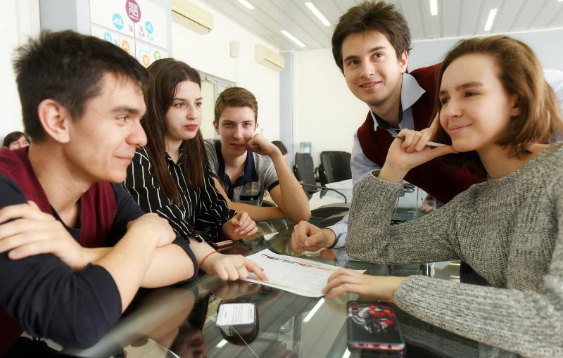 Блогеры провели уроки московским школьникам накануне Дня учителя. Фото: Александр Кожохин, «Вечерняя Москва»