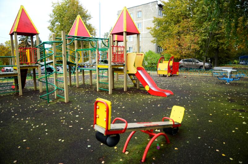 Работы на детской площадке завершились в Кленовском