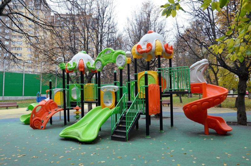 Специалисты обновили комплекс детской игровой площадки в Кленовском