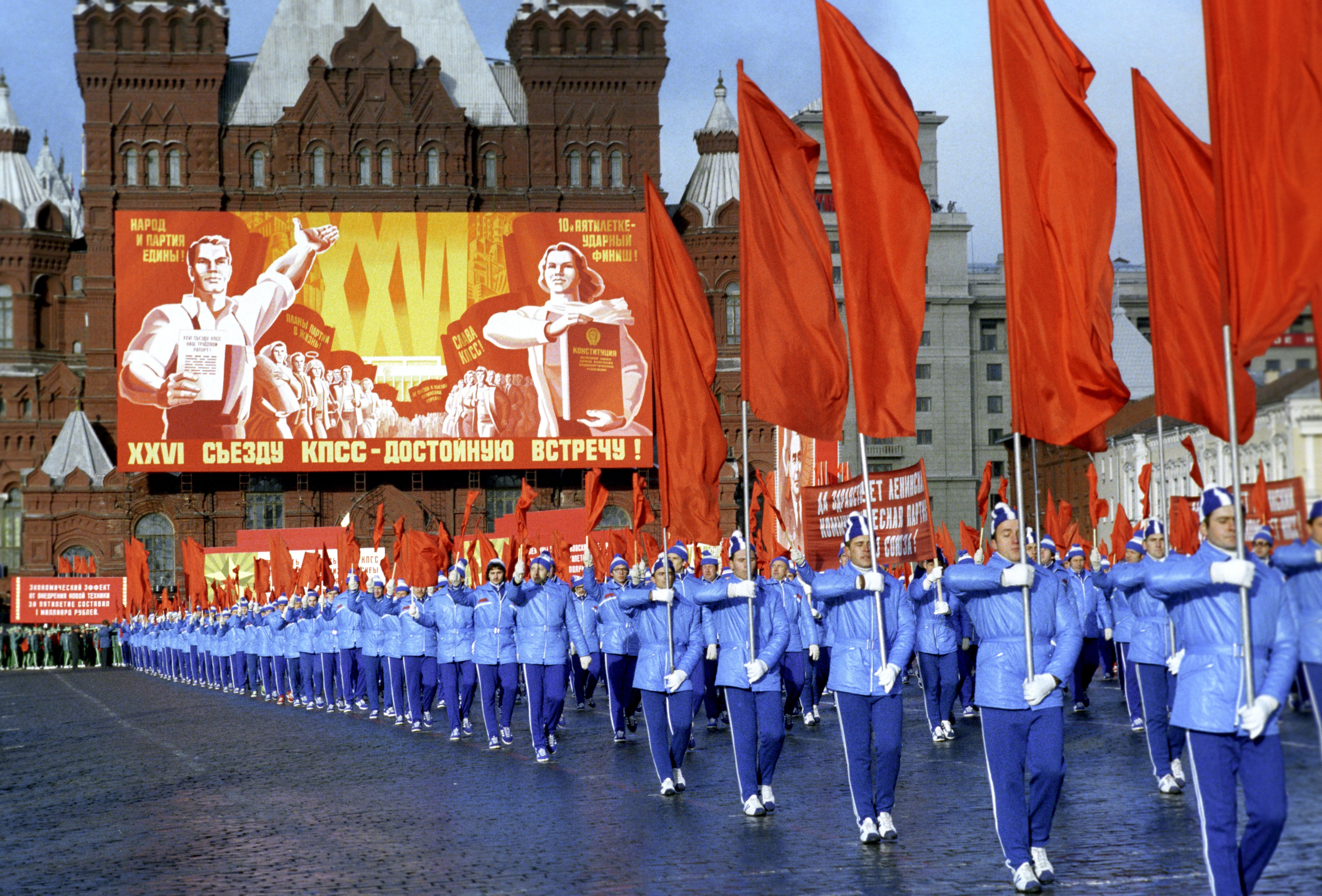 В каком году состоялся парад. Парад физкультурников 1937. Демонстрация трудящихся 7 ноября на красной площади. Парад физкультурников на красной площади 1980. Парад 7 ноября СССР.
