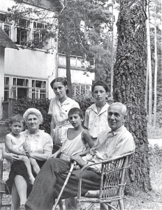 Митя (крайний слева) с дедом и родственниками