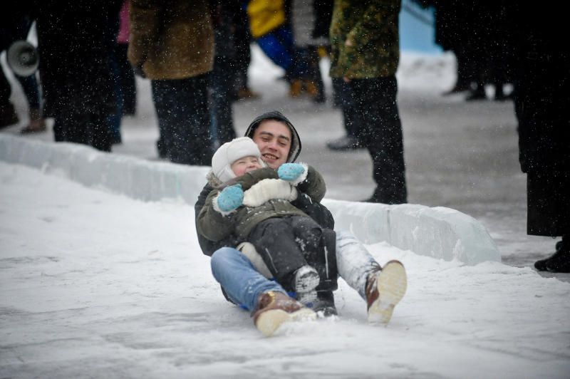 В поселке Коммунарка специалисты установят ледяные горки. Фото: Александр Казаков, «Вечерняя Москва»