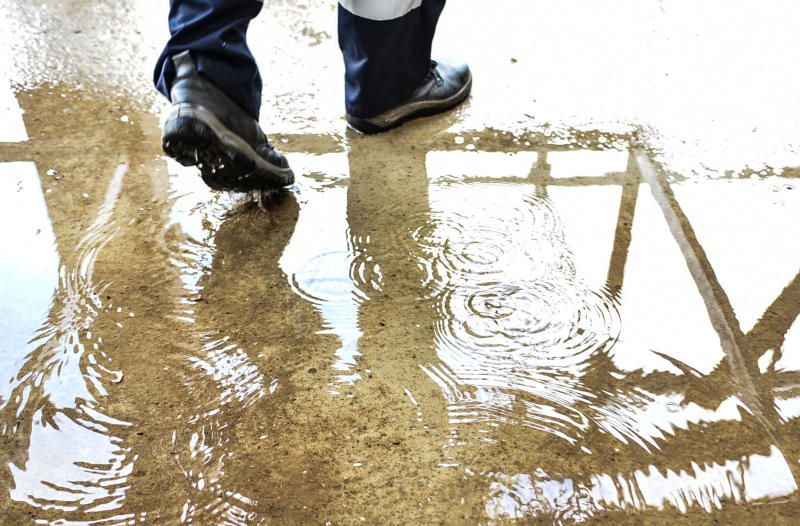 На пешеходной дорожке скопилась дождевая вода, что создало определенные трудности для горожан. Фото: Пелагия Замятина, «Вечерняя Москва»