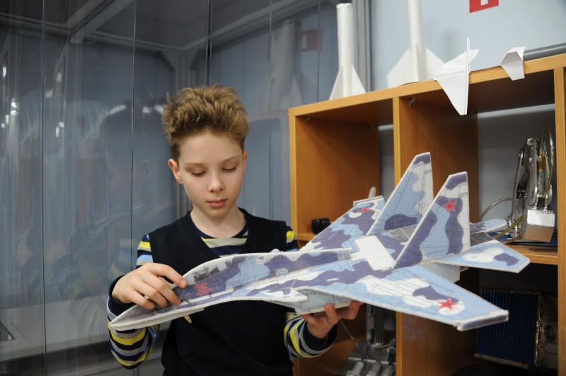 Гости смоделируют своими руками военные модели самолета. Фото: Наталия Колоскова, «Вечерняя Москва»