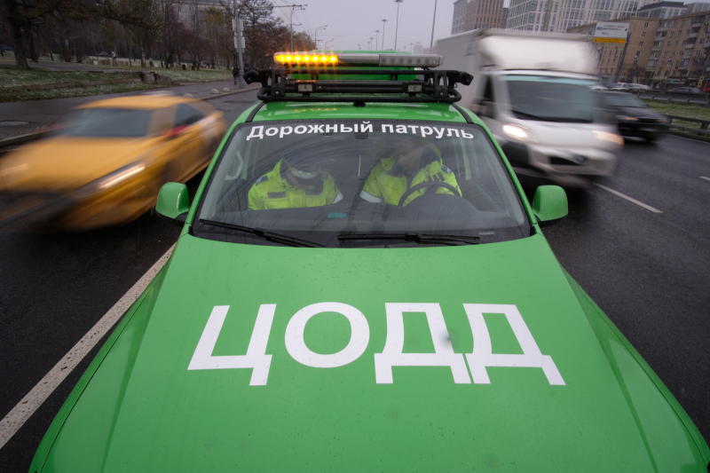 Сотрудники ЦОДД контролируют ситуацию на дорогах. Фото: Максим Аносов 