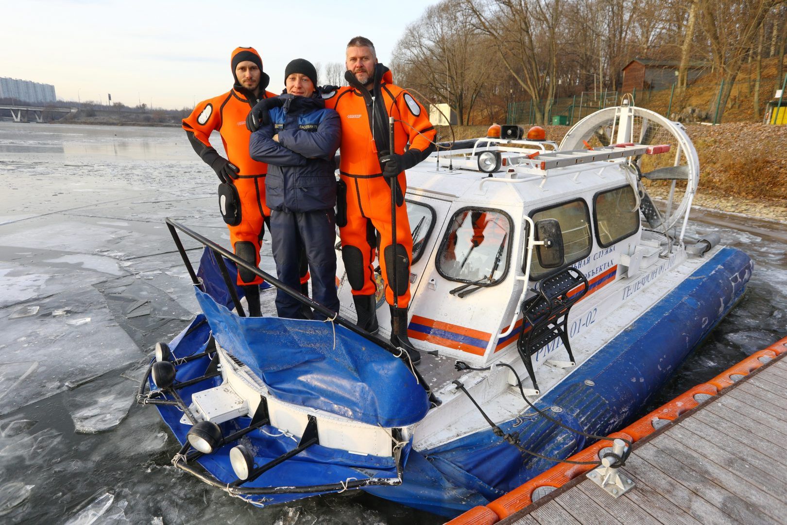 Московские спасатели предупреждают об опасности выхода на неокрепший лёд. Фото: пресс-служба Управления по ТиНАО Департамента ГОЧСиПБ