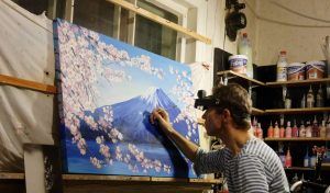 Игорь Скикевич рисует гору Фудзияма. Фото из личного архива Игоря Скикевича