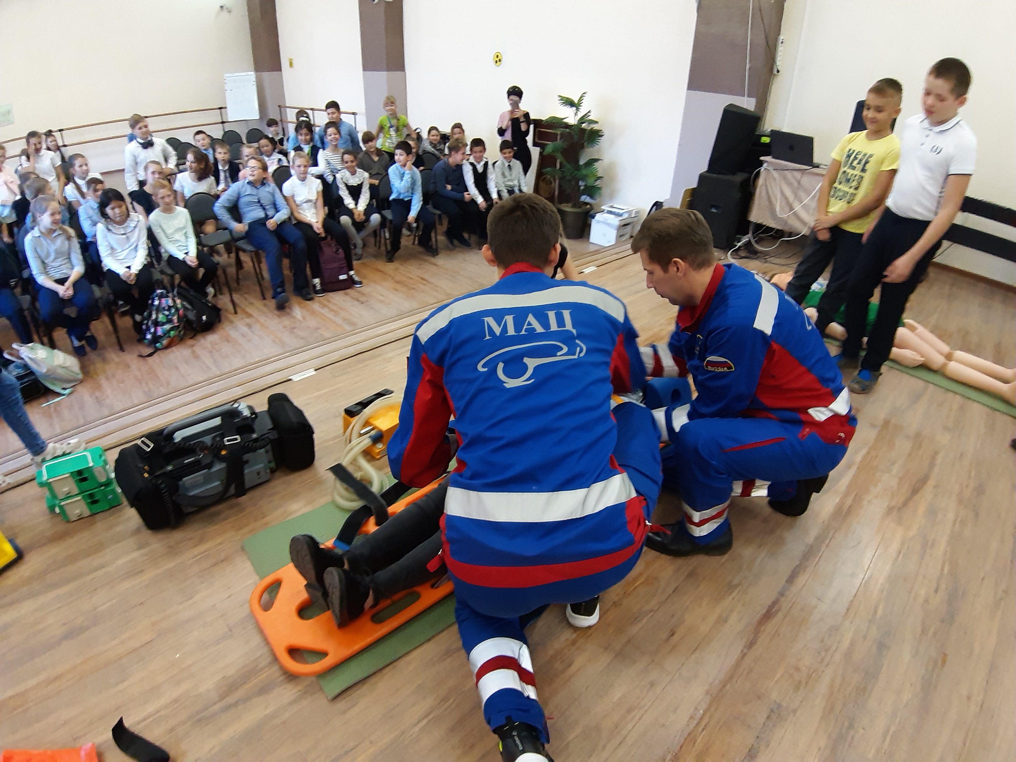 Школьники Москвы поздравляют пожарных с Днем спасателя. Фото: пресс-служба Управления по ТиНАО Департамента ГОЧСиПБ