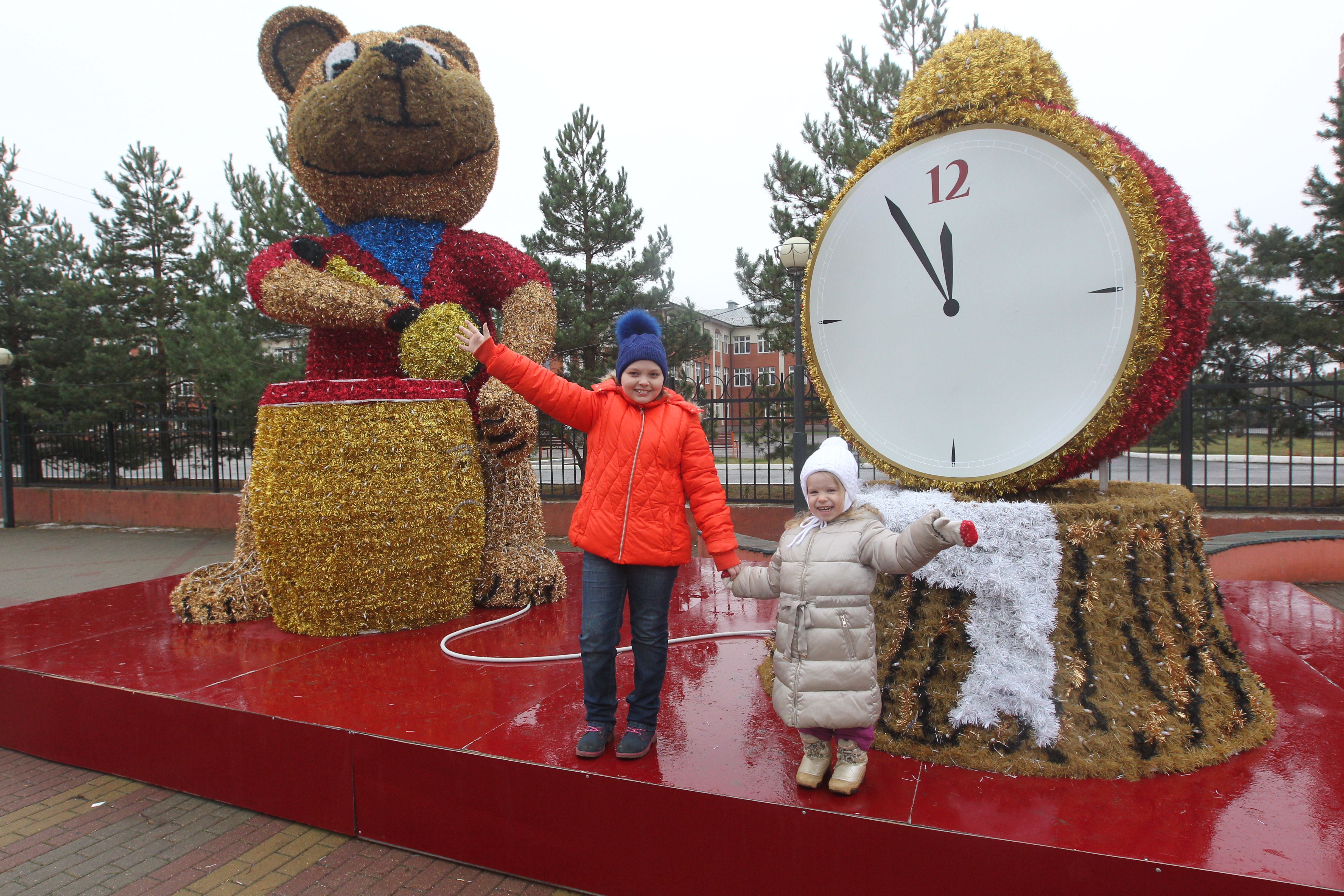 10 декабря 2019 года. Рязановское. Саша Штукарева (слева) и Вика Палюхевич возле композиции «Медведь с часами» в поселке Ерино. Фото: Владимир Смоляков