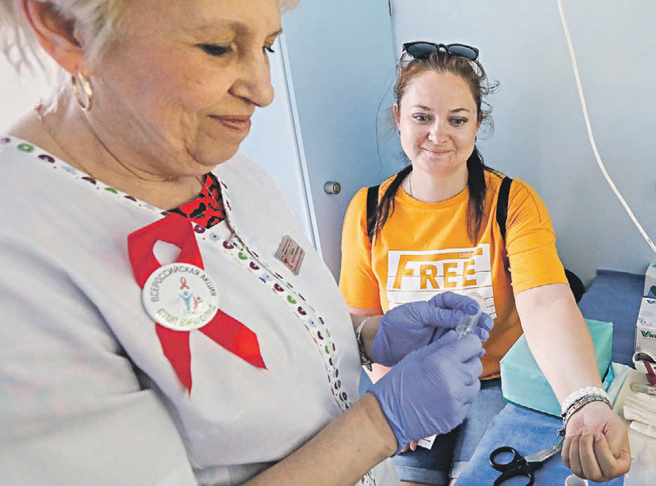 19 мая 2019 года. Во время Всероссийской акции «Стоп ВИЧ/СПИД» на ВДНХ медсестра готовится взять анализ крови у анонимной участницы. Фото: Артем Геодакян/ТАСС