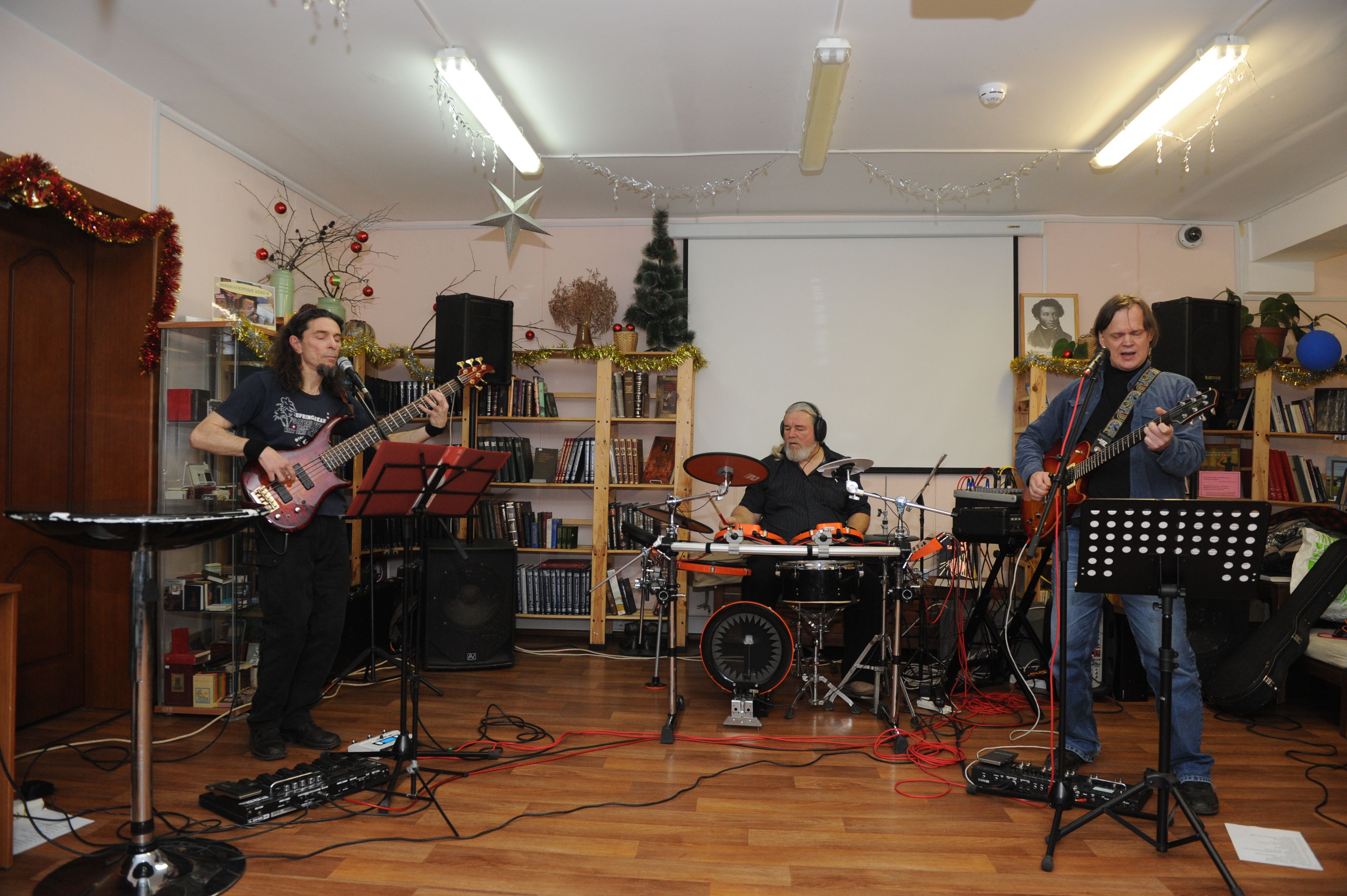 Жители Московского услышали новые композиции местной рок-группы