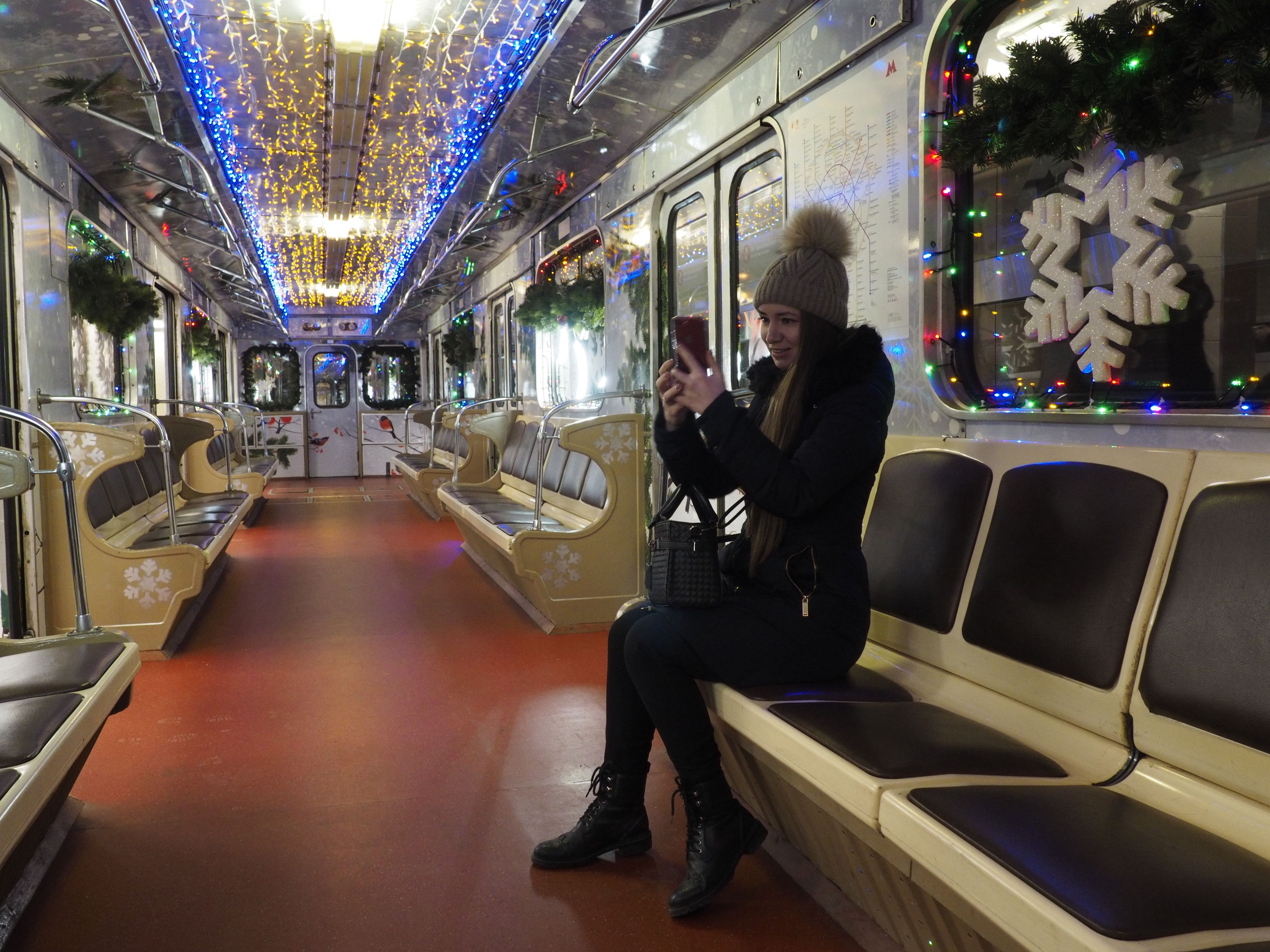 Новогодние поезда стали курсировать в метро Москвы