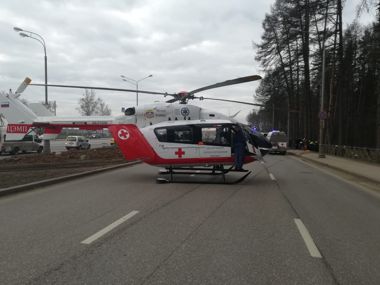 Экипаж дежурного санитарного вертолета Московского авиационного центра провел операцию по спасению