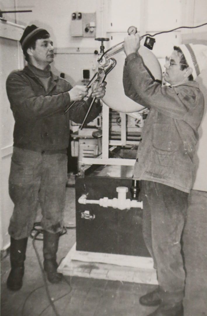 1980 год. Николай Миков (слева) вместе с коллегой монтируют компрессор на экспериментальном железнодорожном кольце. Фото из личного архива