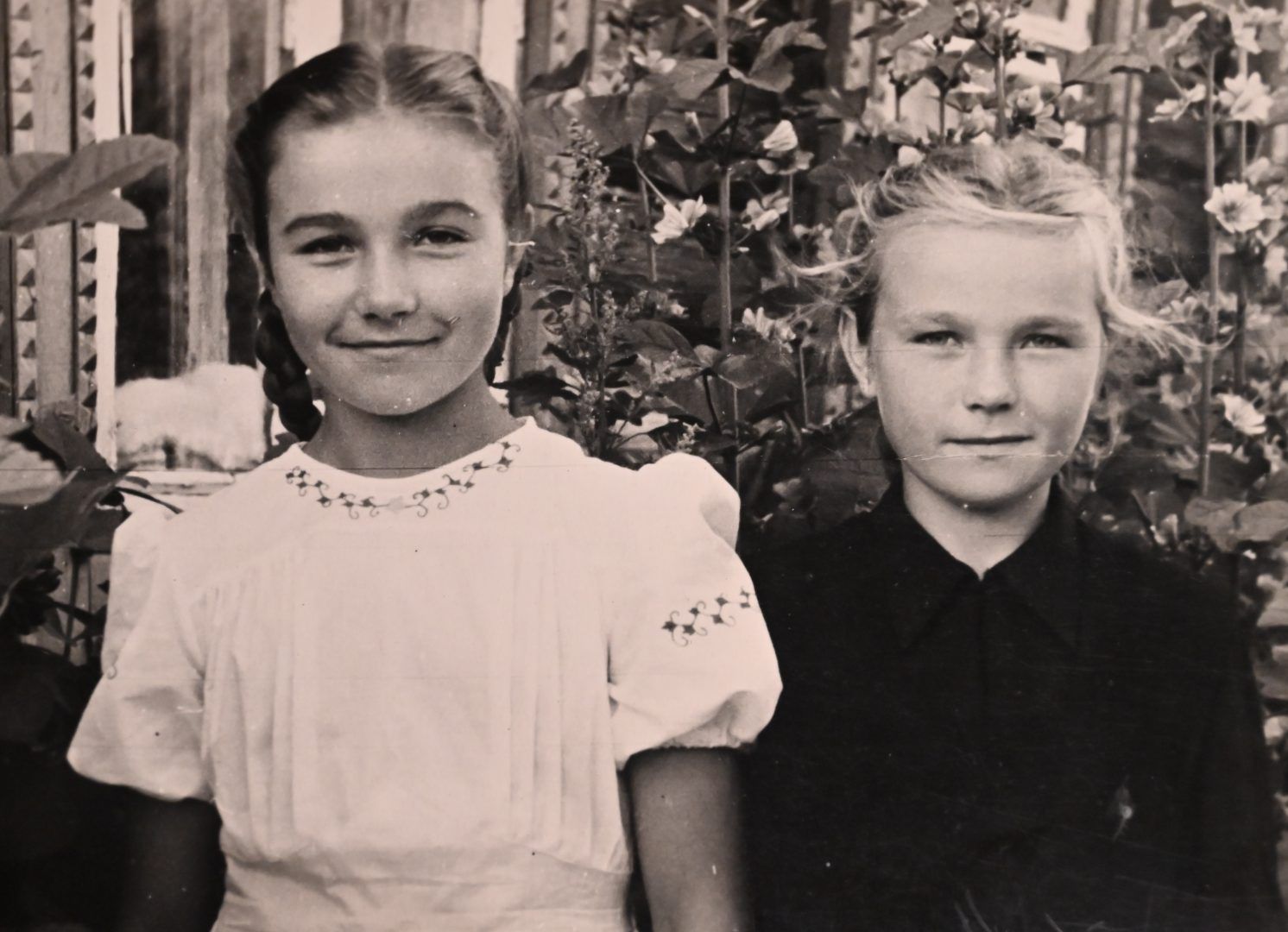 1958 год. Юная Лариса с сестрой Лидой. Фото из личного архива