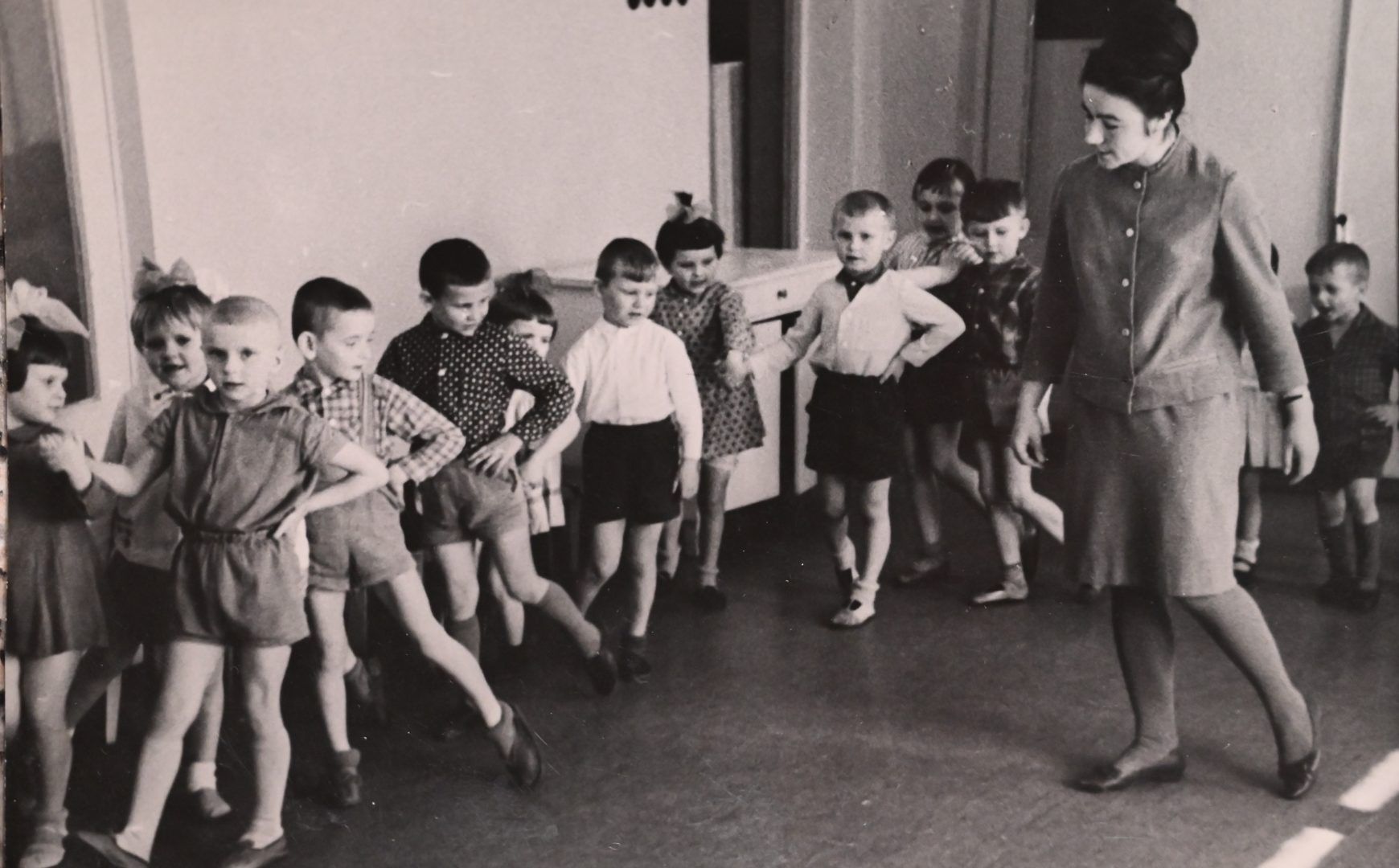1969 год. Лариса Константиновна проводит занятие в детском саду № 7 при санатории «Валуево». Фото из личного архива