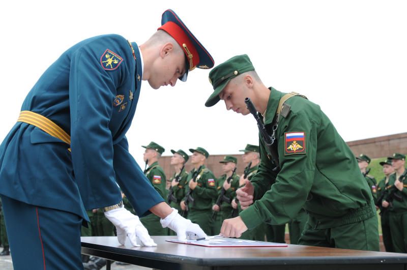 Почти 500 новобранцев Семеновского стрелкового полка приняли присягу